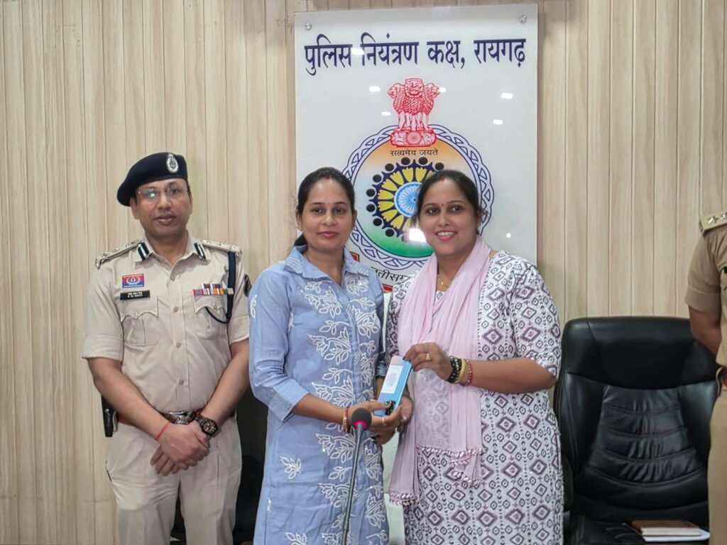जिस मोबाइल के मिलने की उम्मीद छोड़ चुके थे .. 150 फोन पुलिस ने लौटाया .. पुलिस को कहा थैंक्यू 3 4318599