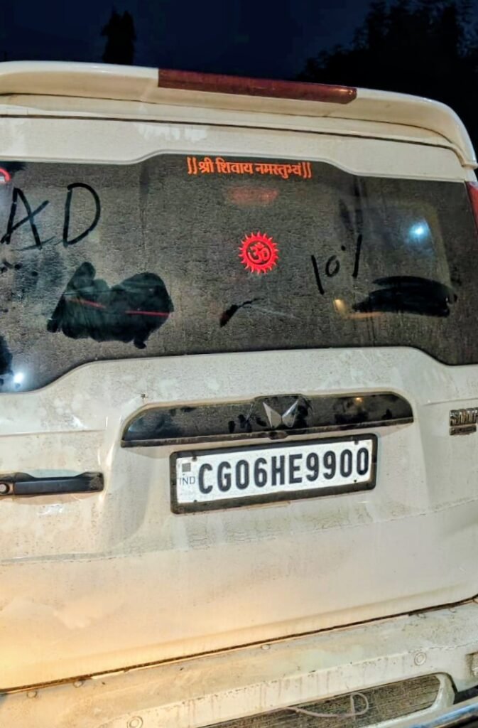 स्कॉर्पियो छोड़कर भागे महिला-पुरुष .. 54 किलो गांजा बरामद 1 4338110
