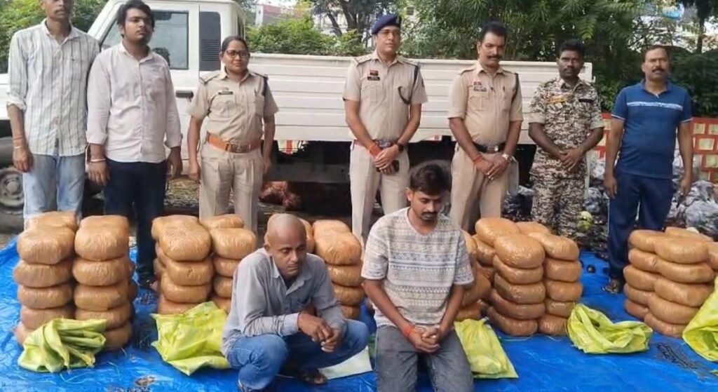 3 गाड़ियों से 520 किलो गांजा के साथ महिला सहित 4 तस्कर गिरफ्तार 4 4360489
