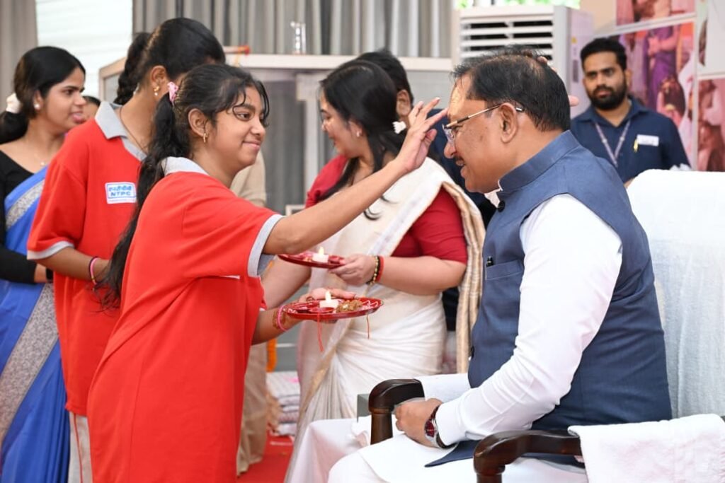 राखी के रंग में रंगा मुख्यमंत्री निवास, बहनों ने बांधी स्नेह की डोर .. विष्णु देव साय ने कहा .. 1 4373343