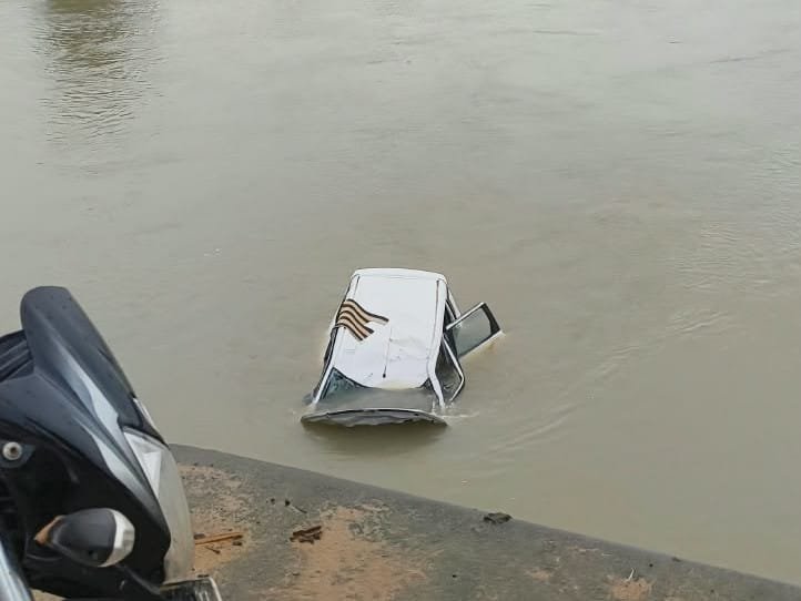 कार और बाइक में टक्कर .. नदी में गिरे दोनों वाहन .. 1 की मौत, 1 लापता, 3 का रेस्क्यू 2 4399268