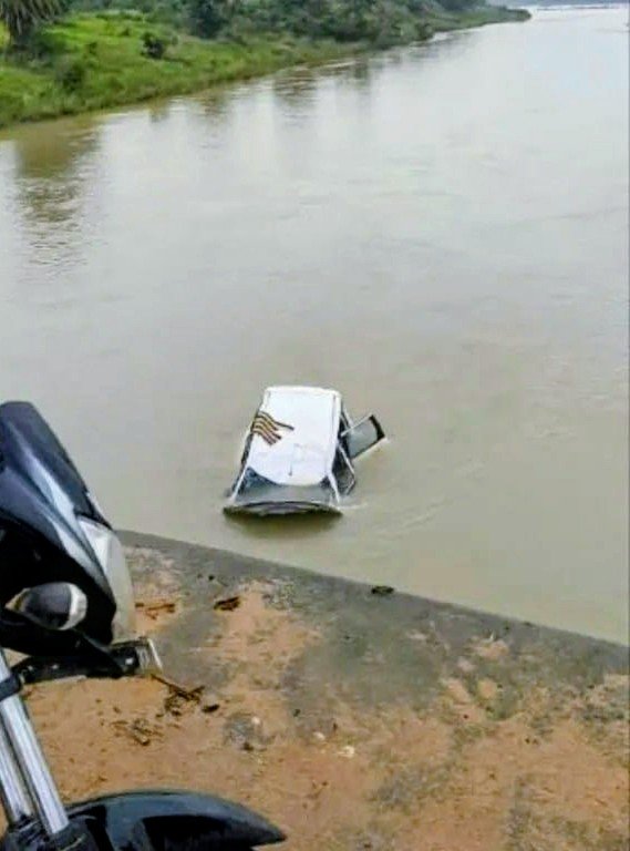 कार और बाइक में टक्कर .. नदी में गिरे दोनों वाहन .. 1 की मौत, 1 लापता, 3 का रेस्क्यू 1 4400491
