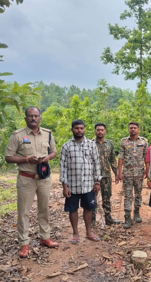 इंसास रायफल , देसी कट्टा छोड़ कर भागा .. आरोपी पलटू दास गिरफ्तार .. नक्सली कनेक्शन कि जाँच 2 IMG 20260807 WA0036