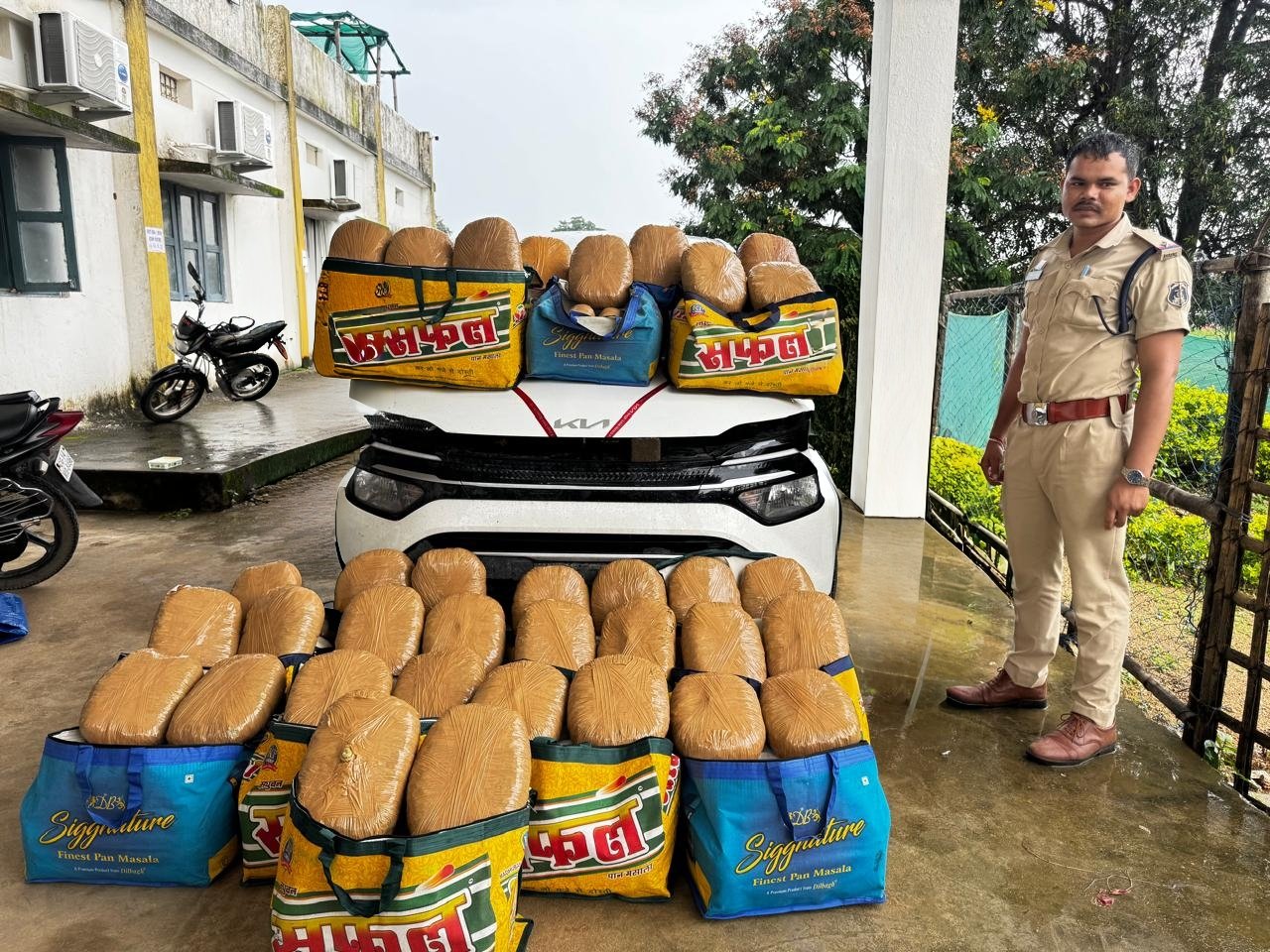 3 गाड़ियों से 520 किलो गांजा के साथ महिला सहित 4 तस्कर गिरफ्तार 2 IMG 20260827 WA0085
