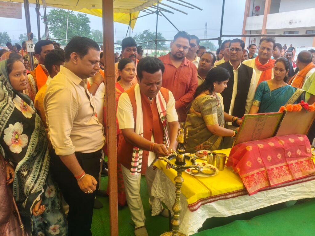 हाथ में अधिकार चेहरे पर खुशी ... छर्राटांगर में सांसद राधेश्याम ने 190 हितग्राहियों को बाँटा पट्टा .. 2 IMG20260821123725