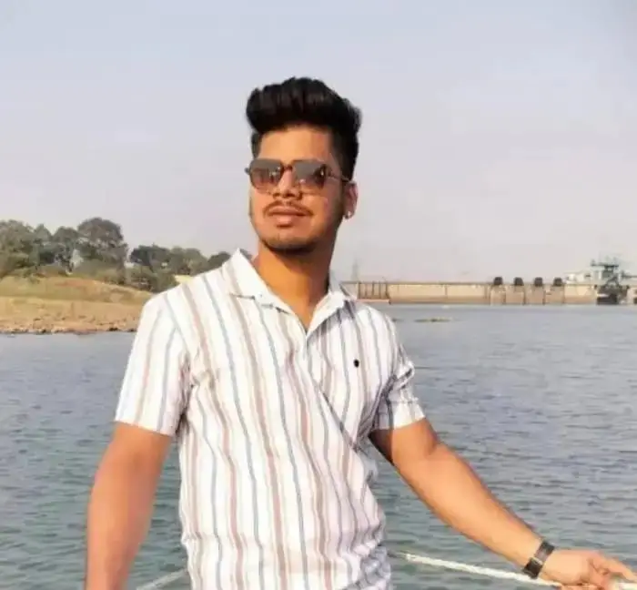 लॉज के कमरे में मिली ट्रांसपोर्टर कि लाश ... ख़त मिला पास 1 4410847