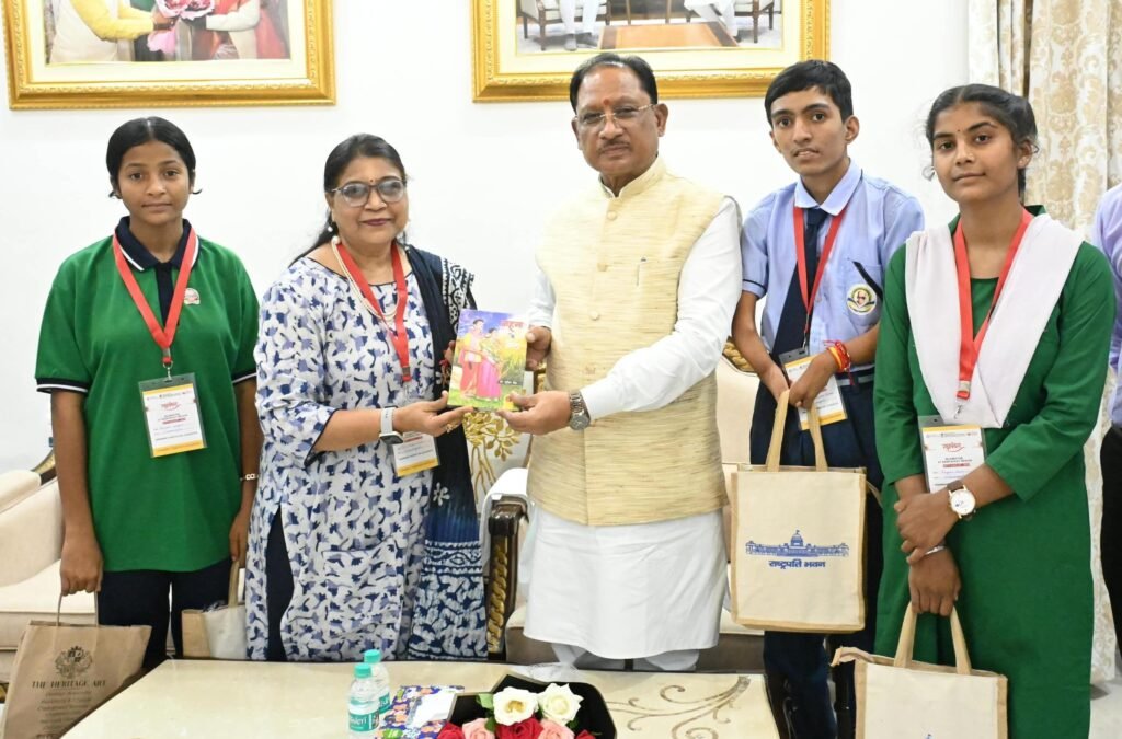 राष्ट्रपति से भेंट कर लौटे विद्यार्थियों ने मुख्यमंत्री से की सौजन्य मुलाकात 1 4418281
