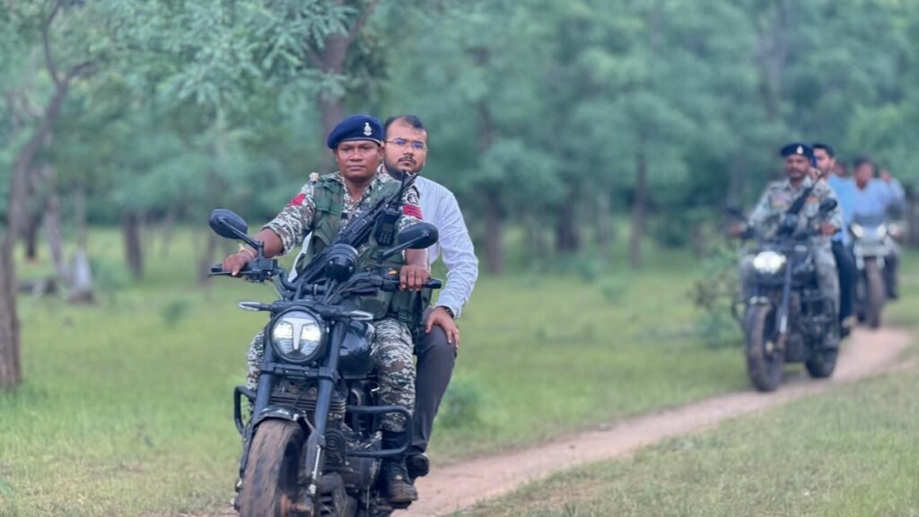 ग्रामीणों की पुकार पर गांव पहुंचे कलेक्टर .. जमीन पर बैठकर सुनी समस्याएं .. दो भवन कि दी अनुमति 2 4468576