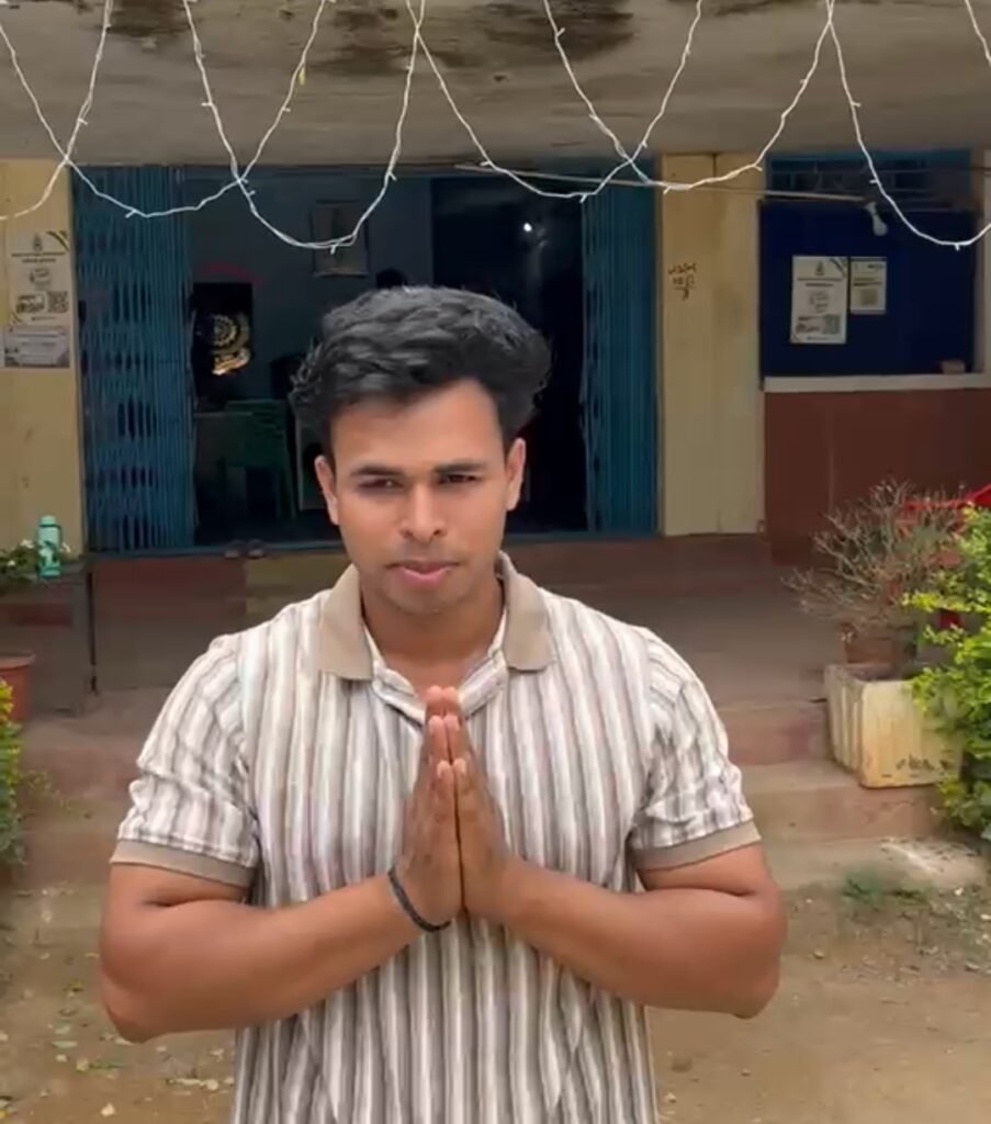 छात्राओं के सामने अश्लील गाना गाकर रील बनाना पड़ा भारी .. युवक को थाने में .. 1 4485809
