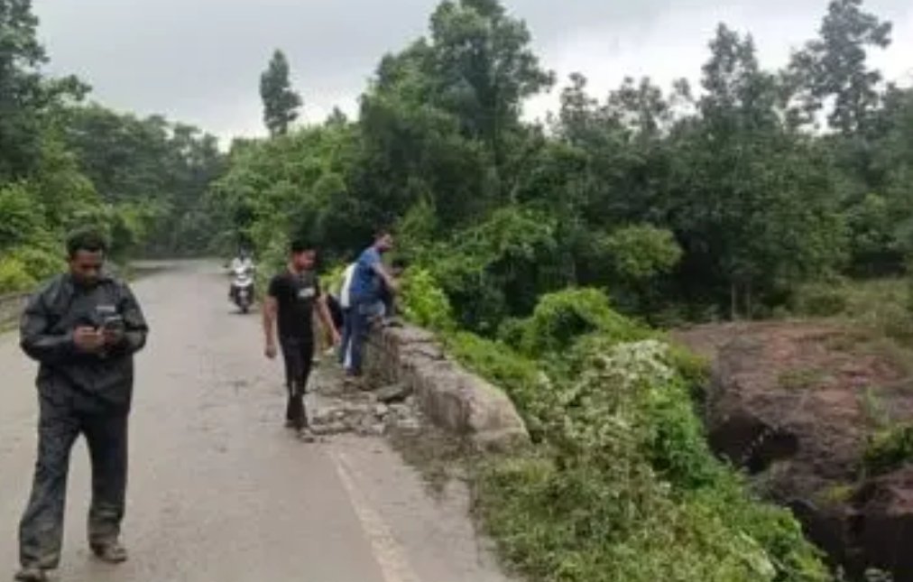 नाला में गिरा ट्रक .. चालक की तलाश जारी 3 4558492