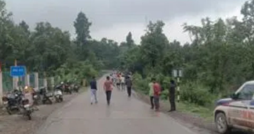 नाला में गिरा ट्रक .. चालक की तलाश जारी 4 4558493