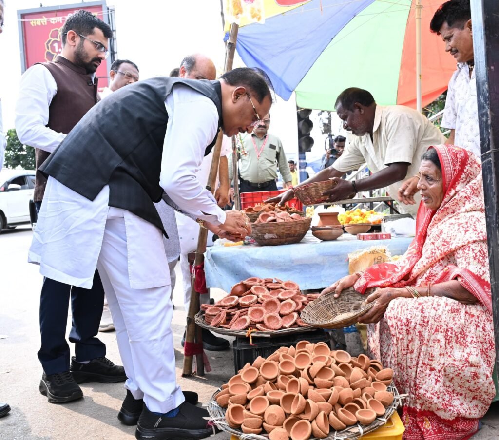 मुख्यमंत्री कि आत्मीयता .. सड़क किनारे पसरे पर पहुंचे .. मीरा से खरीदा ‘आशीर्वाद का दीया 1 4595188