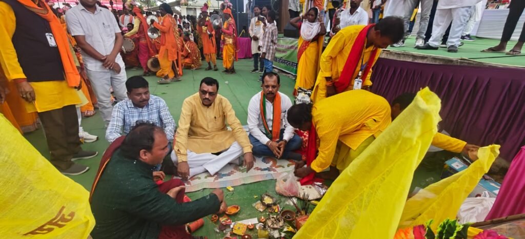 विश्वकर्मा पूजा सम्मेलन में सालिक साय ने दिया सामाजिक एकता का संदेश .. पीएम मोदी के जन्मदिन पर दीप जलाने की अपील की 3 4611877