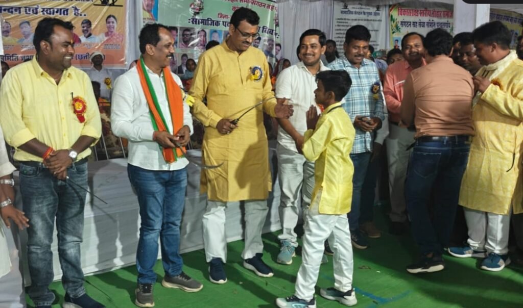 विश्वकर्मा पूजा सम्मेलन में सालिक साय ने दिया सामाजिक एकता का संदेश .. पीएम मोदी के जन्मदिन पर दीप जलाने की अपील की 1 4611975