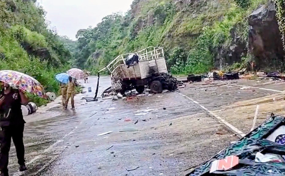 DJ से लदी पिकअप को ट्रक ने मारी टक्कर .. 5 युवकों की मौत , 5 गंभीर 1 4715024
