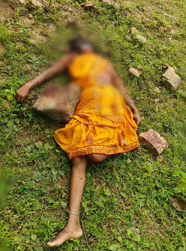 घर से कुछ दूर पर मिली महिला कि लाश .. हत्या कि आशंका .. पुलिस जाँच में जुटी 1 4718077