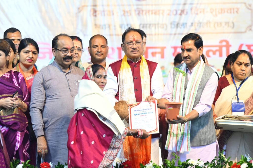 वर्षों पुरानी मांग हुई पूरी .. राजपत्र लेकर गांव पहुंचे उप मुख्यमंत्री विजय शर्मा 1 4724156