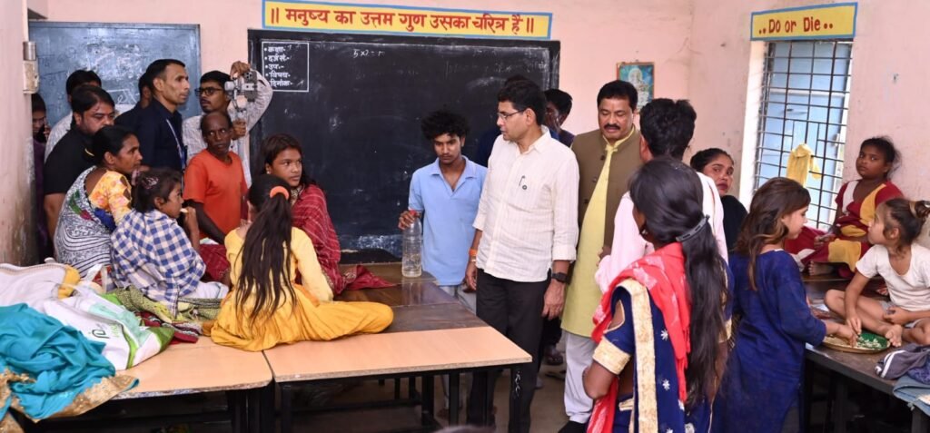 बाढ़ प्रभावितों के बीच पहुँचे राजस्व एवं आपदा मंत्री टंक राम .. सहायता राशि और पुनर्वास का दिया भरोसा 2 4728923