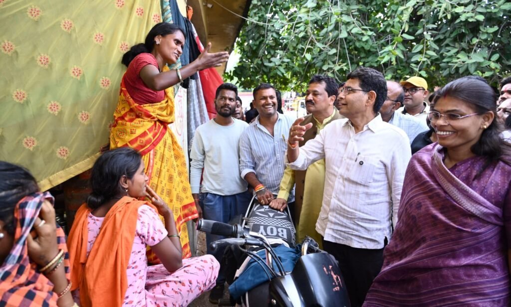 बाढ़ प्रभावितों के बीच पहुँचे राजस्व एवं आपदा मंत्री टंक राम .. सहायता राशि और पुनर्वास का दिया भरोसा 1 4728929