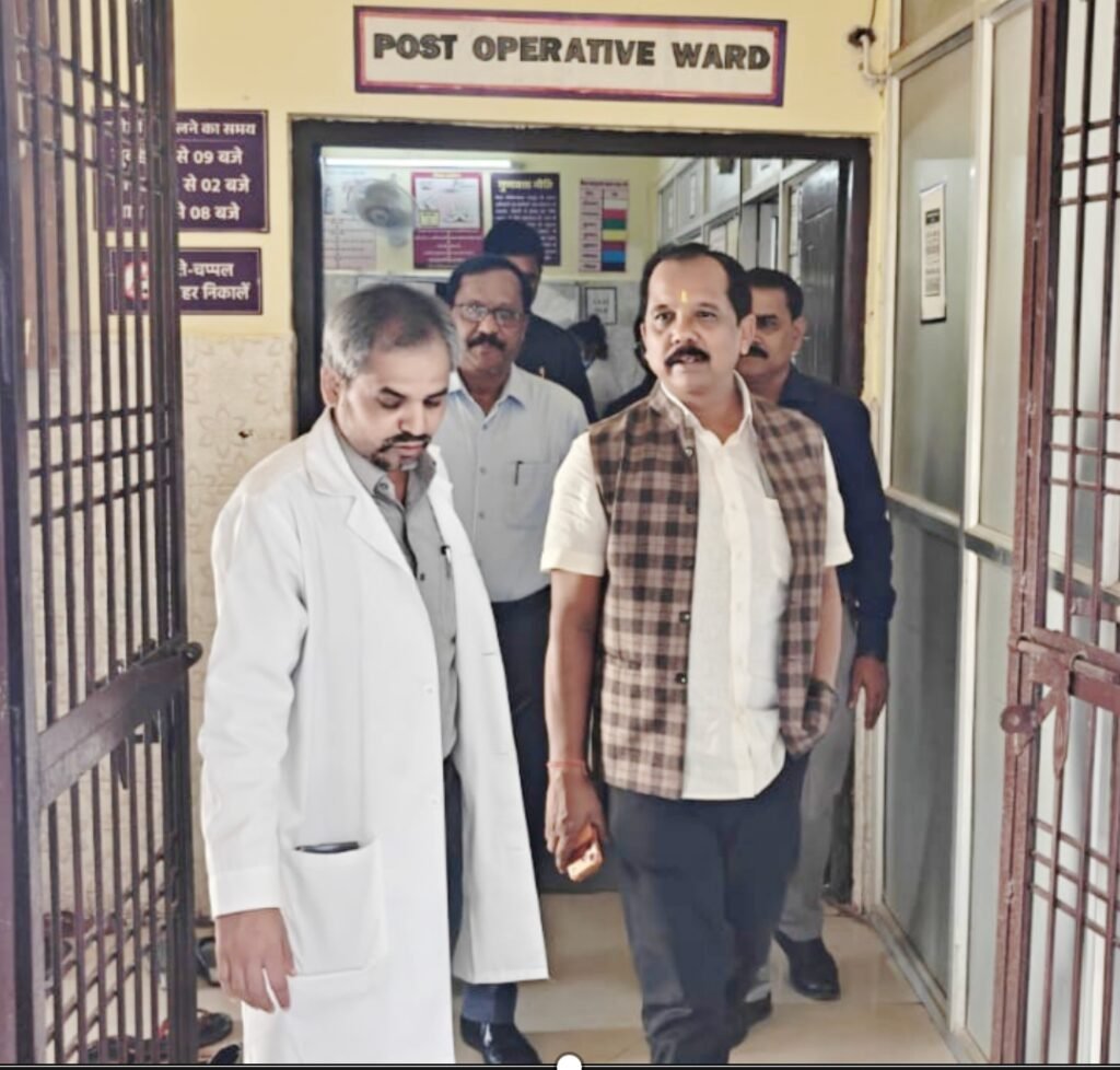 अस्पताल की व्यवस्था पर सालिक साय की नजर .. मरीजों से मिल जाना हाल .. स्वच्छता से लेकर मरीजों के उपचार तक दिए सख्त निर्देश 3 4831191