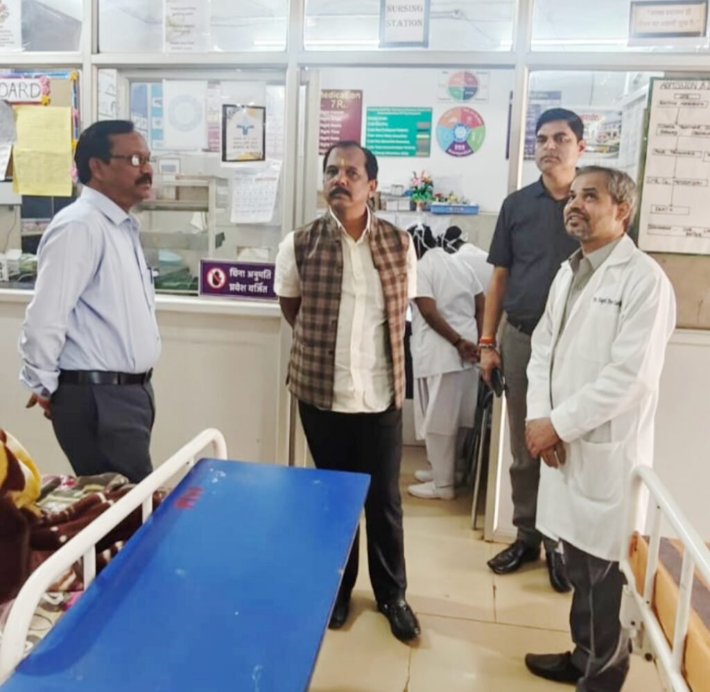 अस्पताल की व्यवस्था पर सालिक साय की नजर .. मरीजों से मिल जाना हाल .. स्वच्छता से लेकर मरीजों के उपचार तक दिए सख्त निर्देश 1 4831215