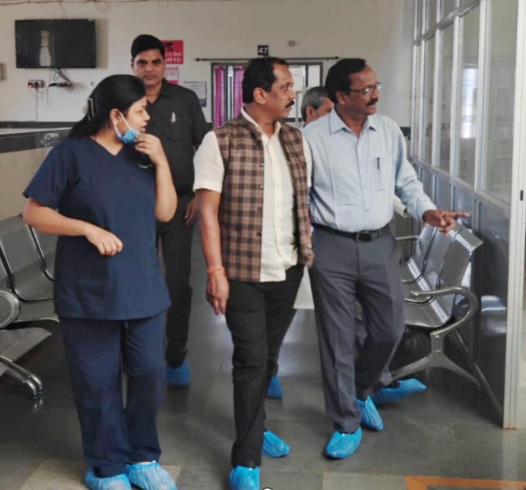 अस्पताल की व्यवस्था पर सालिक साय की नजर .. मरीजों से मिल जाना हाल .. स्वच्छता से लेकर मरीजों के उपचार तक दिए सख्त निर्देश 2 4831216