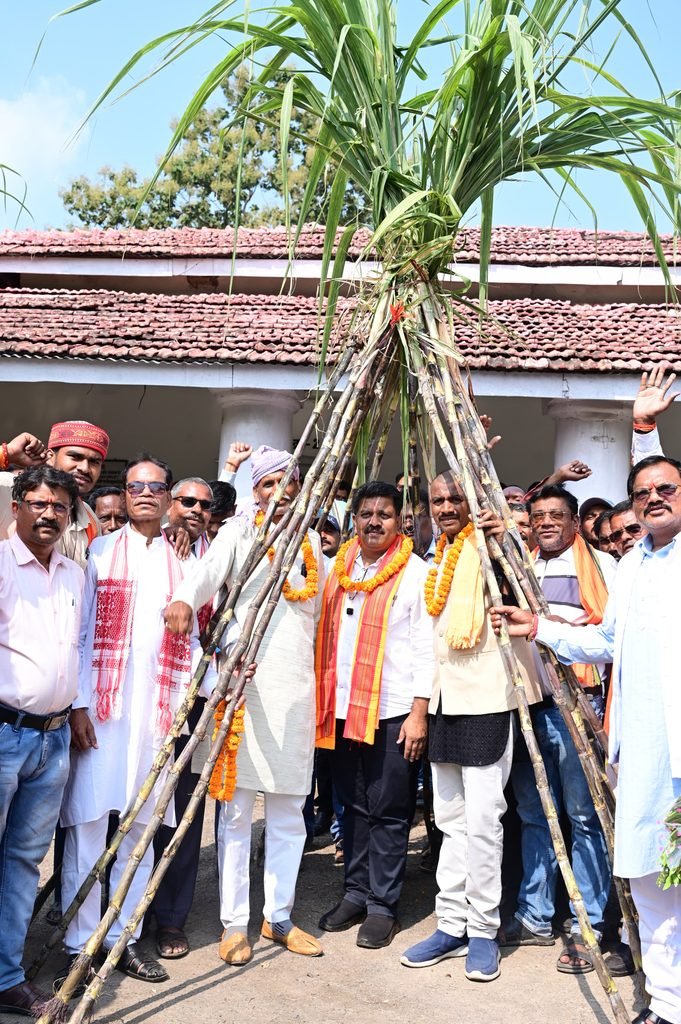 गन्ने का मूल्य 425 रुपये प्रति क्विंटल होने पर किसानों में खुशी .. उप मुख्यमंत्री को गन्ना भेंटकर किया अभिनंदन 1 4917623