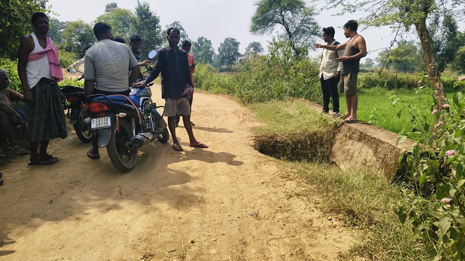जर्जर पुलिया संकरी सड़क बड़े हादसे को दे रहा न्योता .. ग्रामीणों में आक्रोश.. दे रहें आंदोलन कि चेतावानी 1 4939989